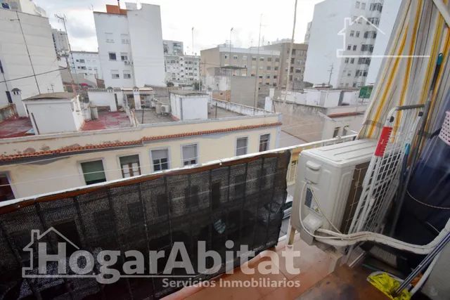 Disfruta de la luz natural y el encanto de vivir a un paso del centro en este acogedor piso con balcón — 26