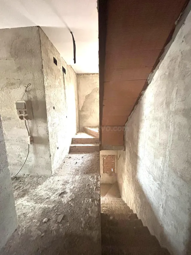 ¡Oportunidad Única! Casa Esquinera para Reformar en Brenes - foto 5