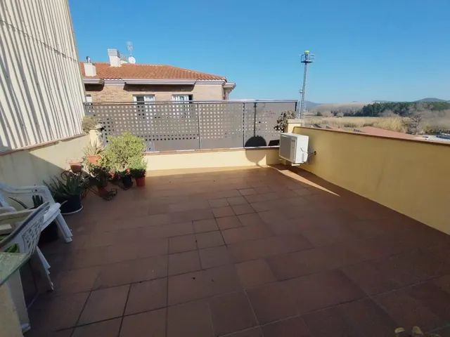 CASA ADOSADA EN PALAFOLLS — 2