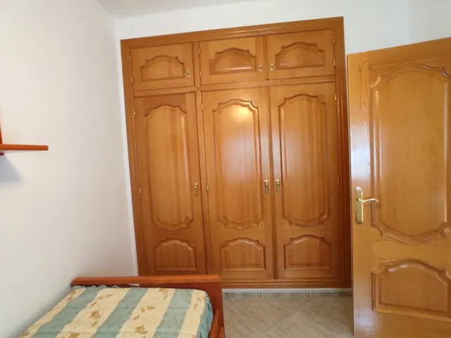 CASA EN UNA PLANTA !! Tres dormitorios, dos baños, patio, cochera. — 13