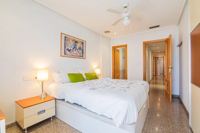 Luminoso piso exterior a esquina de 90 m2 con balcón, garaje y vistas despejadas en avenida de Alicante (vpo) — 22