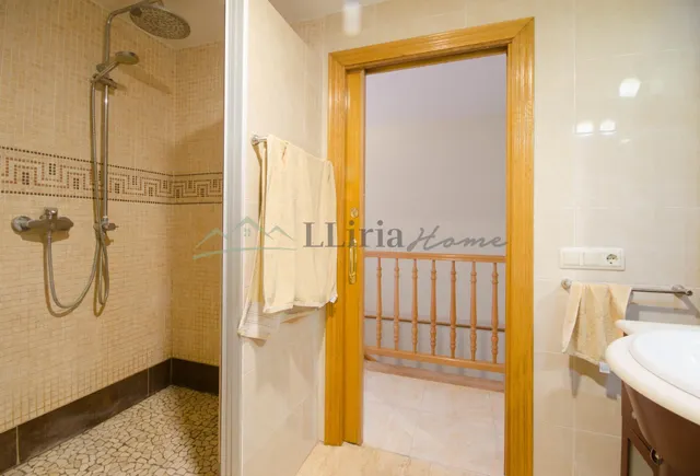 Ref. 04409. Casa de pueblo adosada con amplio patio, terraza y garaje en Vilamarxant. — 27