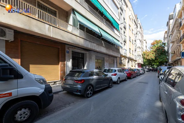 Local comercial junto a calle Alhamar. Ideal para oficina, despacho o almacén. Muy económico — 14