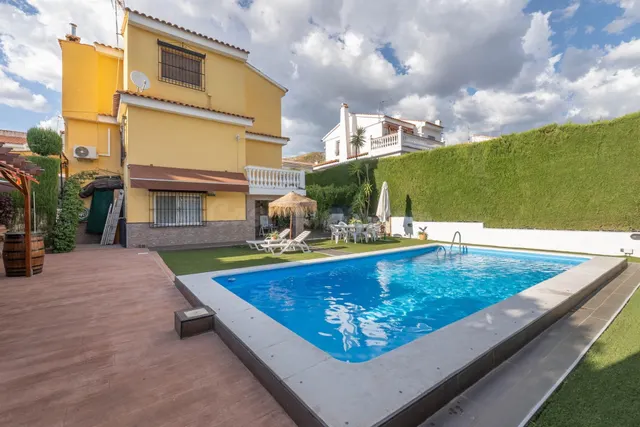 CHALET CON PISCINA Y JARDÍN A SOLO 10 MINUTOS DE GRANADA — 3