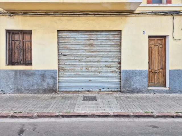 Planta baja habilitada como garaje, con patio trasero