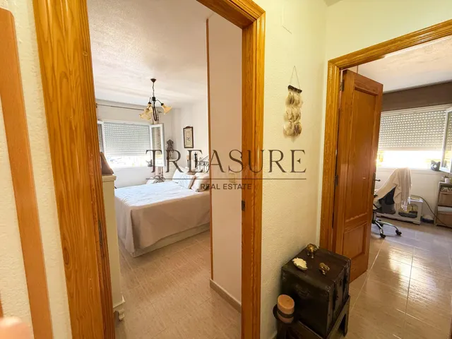 Apartamento en primera línea de mar con plaza de garaje, dos piscinas y orientación sur – Villa Cristal, Playa Paraíso — 16