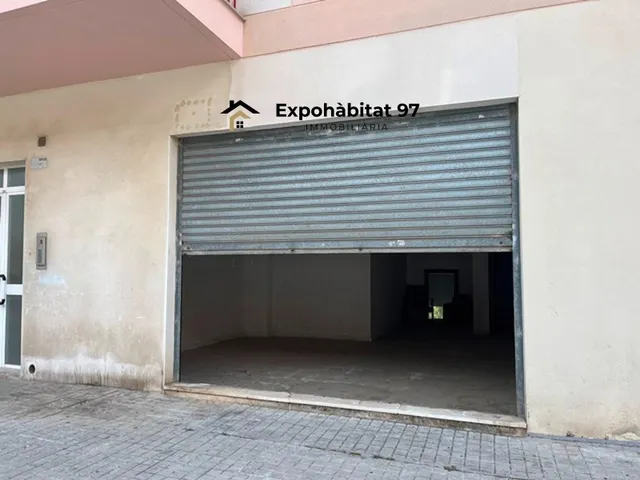 LOCAL AMB SORTIDA DE FUMS — 21