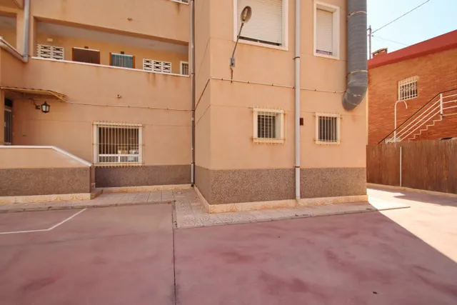 Local con terraza enorme, donde se encuentra 3 negocios en Santa Pola!!! — 24