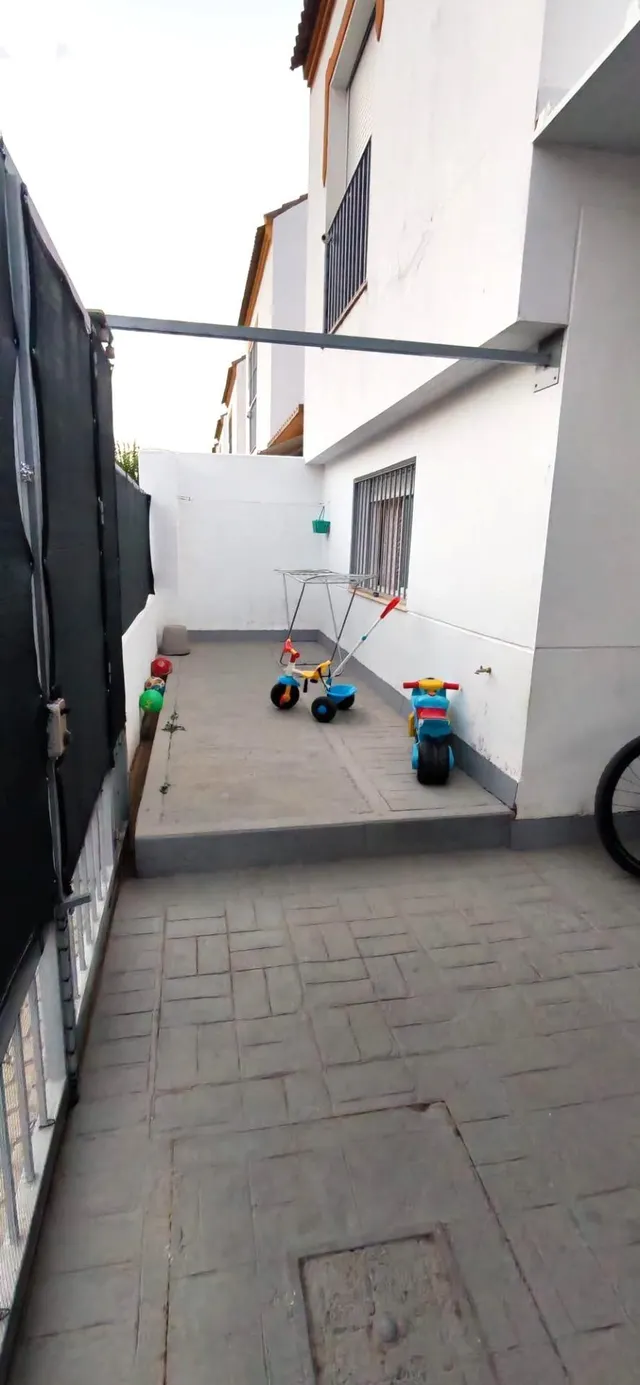 Casa de esquina con patio y chimenea en Villaverde del Río — 7