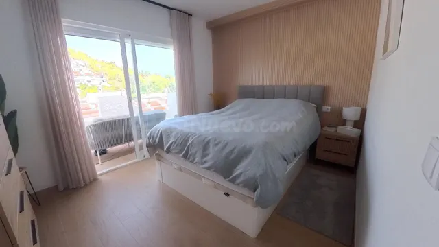 Adosado reformado de tres habitaciónes más apartamento con parking y piscina comunitaria. — 21