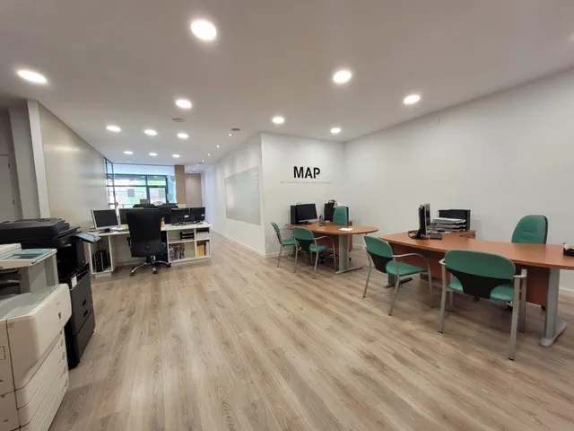 Amplio local alquilado para inversores en zona Bóbiles de Pi