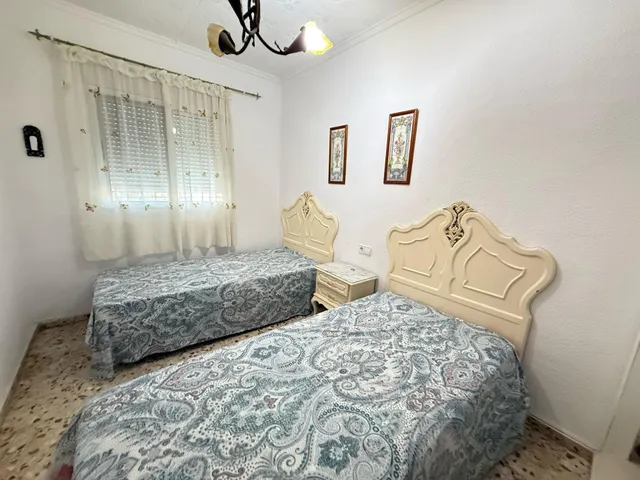 Encantador Chalet en Crevillente con Amplio Terreno y Piscina Propia — 11