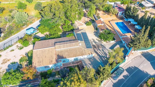 ESPECTACULAR FINCA INDEPENDIENTE CON PISCINA Y HUERTO FRUTAL