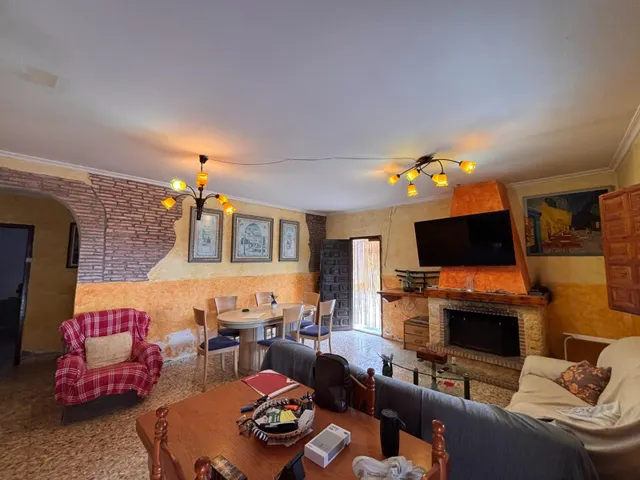 Chalet en Venta: Oportunidad Única por €318,000 — 24