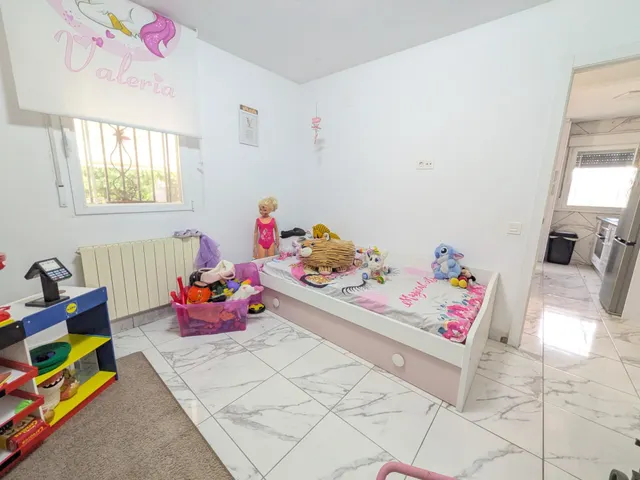 CHALET CON PISCINA EN URBANIZACIÓN — 27