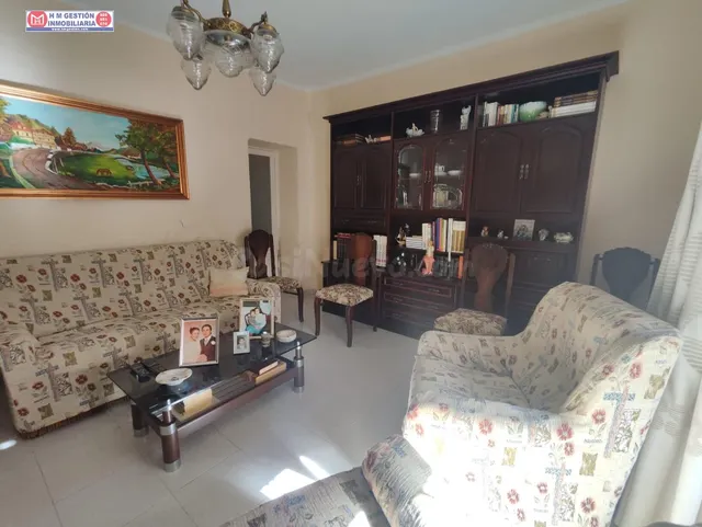 Casa junto a Biblioteca, de dos plantas con fachada de casi  - foto 5