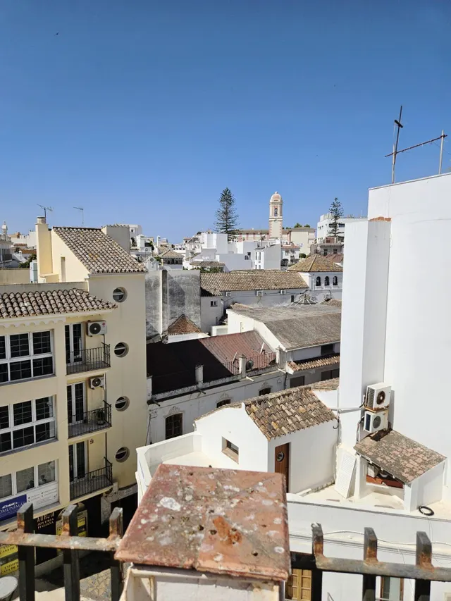 Amplio piso de 3 dormitorios a 150 m de la playa en pleno centro de Estepona — 15