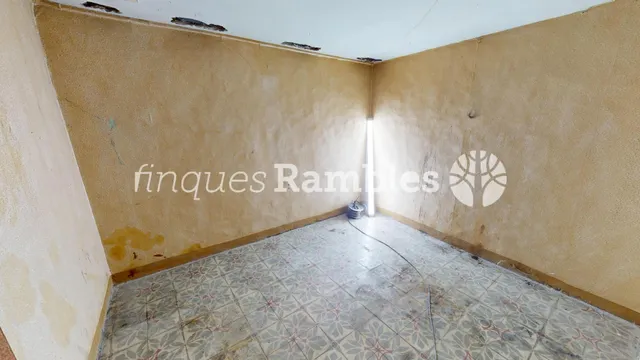 Casa de poble al centre de La Pobla de Claramunt amb molt potencial — 21