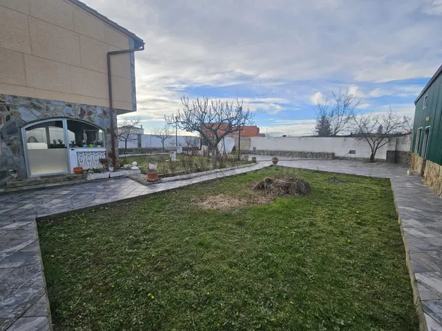 ESPECTACULAR PARCELA CON DOS CHALETS Y NAVE A 5 MIN DE SANTA - foto 4