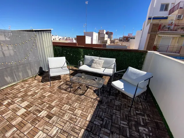 Ático de 3 Dormitorios y 2 Baños con Terraza privada en zona Sector V, Elche. — 6