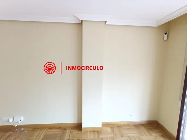 Exclusivo Chalet Pareado Junto al HUBU: Tu Oasis Urbano en Burgos — 16