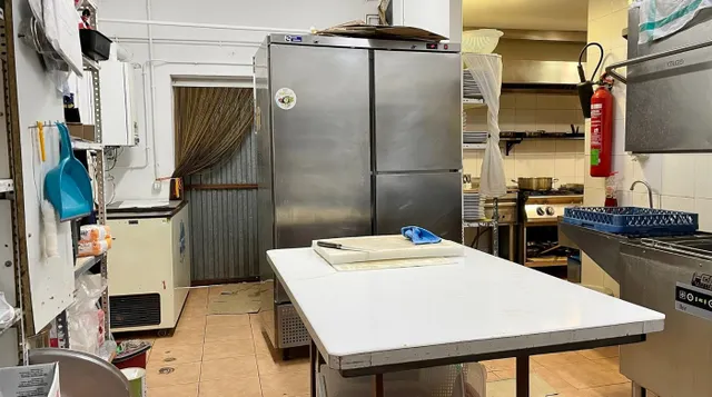 Venta de restaurante y fábrica de embutidos — 32