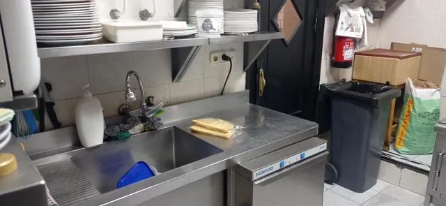SE VENDE NEGOCIO DE HOSTELERIA, EN PLENO FUNCIONAMIENTO. — 14