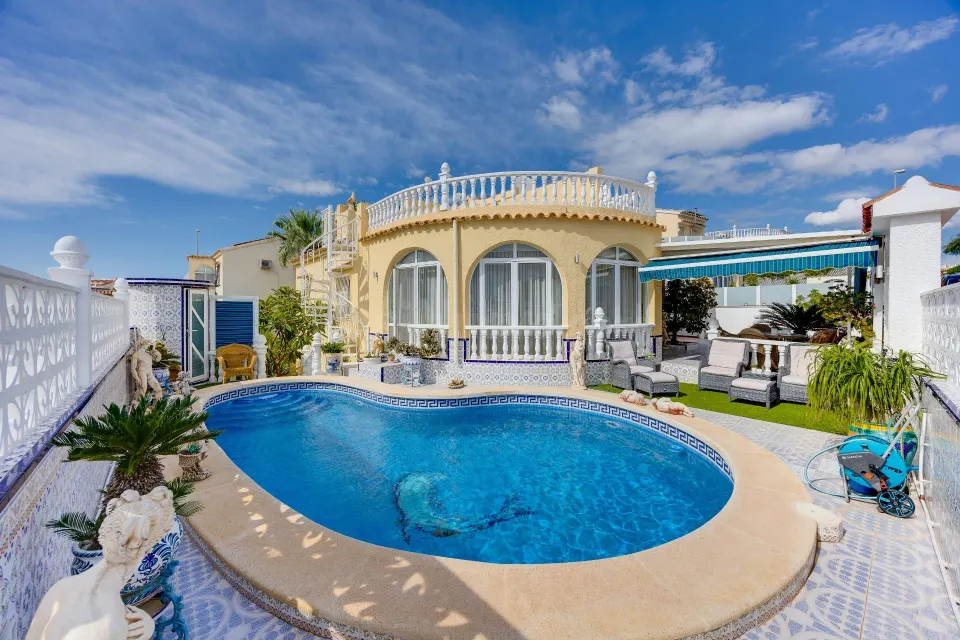 Venta de Villa Independiente con piscina Villamartín Orihuela Costa