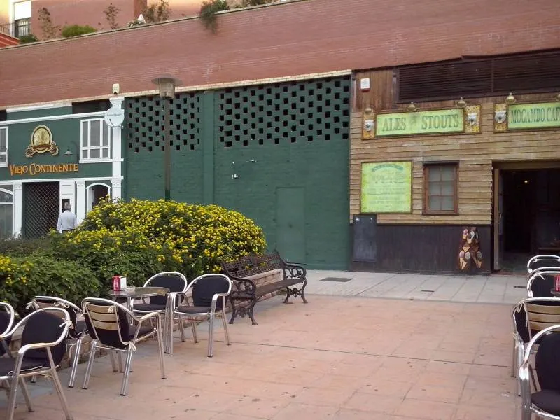 LOCAL CON EXCELENTE UBICACIÓN VALDEPASILLAS...!!!!