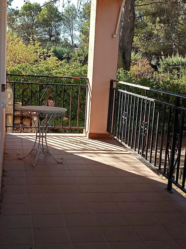 Chalet independiente de una sola planta con parcela llana de 955 m2 en una de las mejores zonas de la urbanización Nueva Sierra. — 28