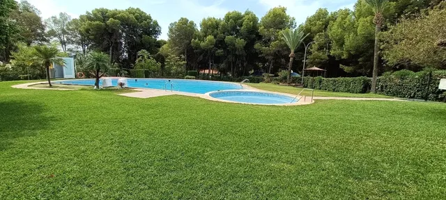 CASA DE 3 PLANTAS CON GARAJE Y PISCINA PRIVADA