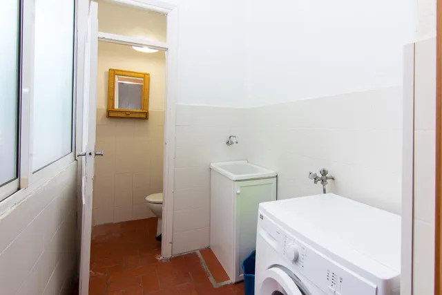 Por debajo de la Plaza Trinidad, a un paso de Facultad de Traductores, Derecho, Escuela de Arte y Oficios. Actualmente 6 estancias(incluido el salón). un cuarto de baño, un aseo, cocina. Techos Alto — 26