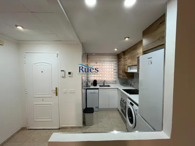 Piso reformado en primera línea del mar con terraza y piscina comunitaria — 9
