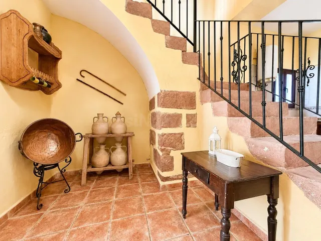 Cortijo con encanto y olivar en producción a solo 2 km de Mo - foto 2