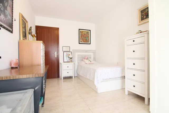 Amplio piso de 4 habitaciones con terraza y plaza de parking en la zona del lago de Olesa de Montserrat — 22