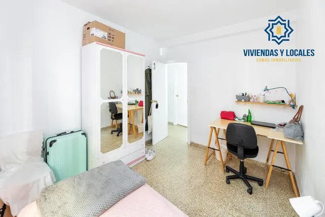 Venta de piso de 4 dormitorios y 2 baños en Granada (Zona Centro) — 13