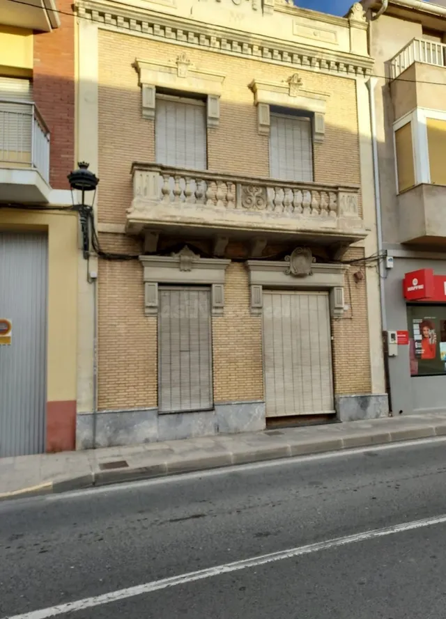 SE VENDE CASA UNICA, CON DOBLE CASA Y PATIO , EN EL CENTRO D