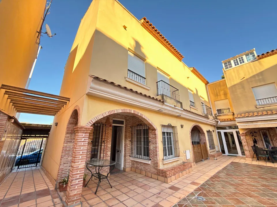 Bungalow con jardín privado, garaje y piscina comunitaria en Santa Pola