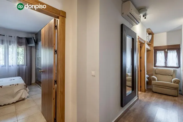 Chalet independiente con pozo propio y placas solares — 25