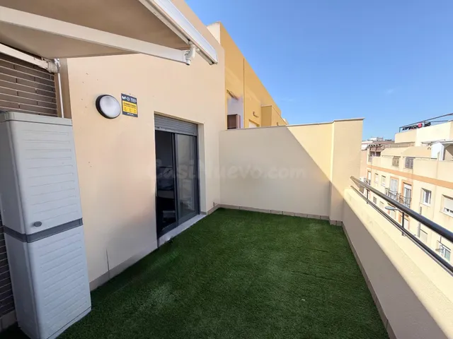 Ático en venta en Roquetas Pueblo con gran terraza y plaza d - foto 3