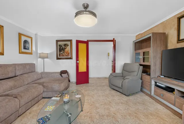 Amplio apartamento de 4 dormitorios a pocos pasos de la Playa del Acequión, Torrevieja — 2