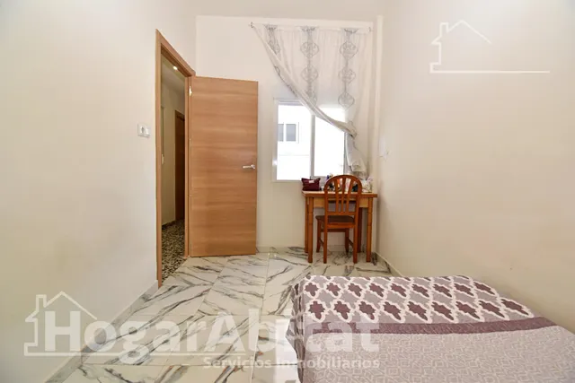 Amplitud y luz mediterránea en este piso totalmente reformado con terraza en Oliva — 22