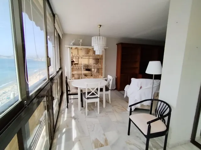 Apartamento de esquina con 2 dormitorios y terraza acristlada en 1 Linea playa Levante. — 7