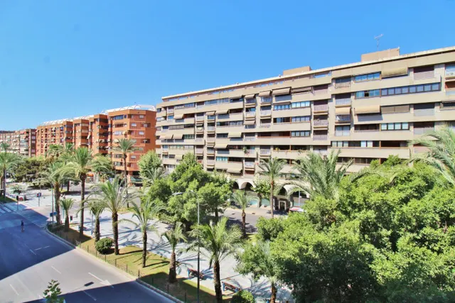 Maravillosa vivienda junto al Corte Inglés. Ahora en oferta. Llámanos. — 32