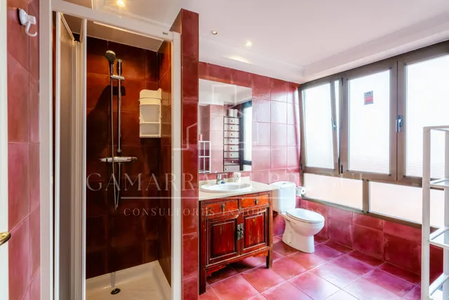 Gamarra Iturregui Consultores Inmobiliarios vende acogedora vivienda listo para entrar a vivir con garaje opcional en pleno Casco Viejo de Bermeo junto al Puerto. — 13