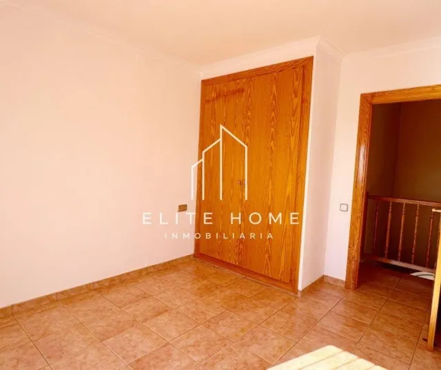 Una villa para disfrutar en familia en exclusiva urbanización y con el mediterráneo como horizonte — 35