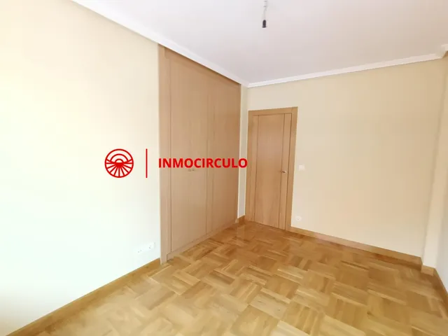 Exclusivo Chalet Pareado Junto al HUBU: Tu Oasis Urbano en Burgos — 21