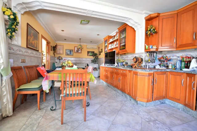 CASA DE TRES PLANTAS CON LOCAL JUNTO A PARQUE EN EL CENTRO DE ELDA — 3
