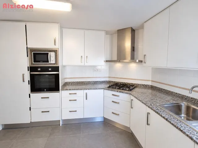 ÁTICO EN VENTA EN LA ZONA DE SANTS PATRONS Junto al IES Rei  - foto 2