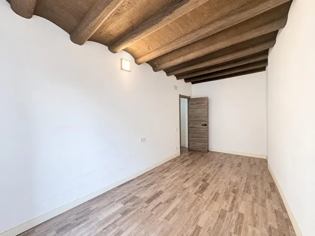 Amplio piso de 6 habitaciones en el centro histórico de Manresa — 8